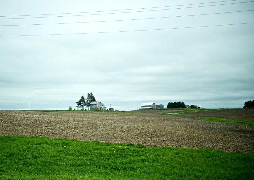 Photo of American farmbuildings in the distance