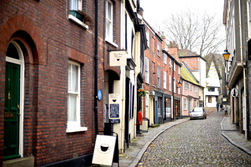 Photo of a cobblestone street and old buildings in Elm Hill in Norwich, England