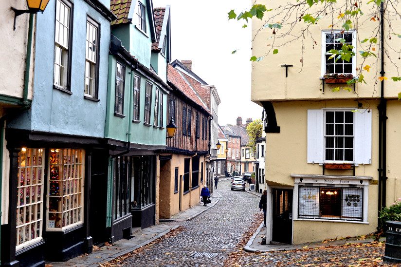 Photo of a cobblestone street and old buildings in Elm Hill in Norwich, England