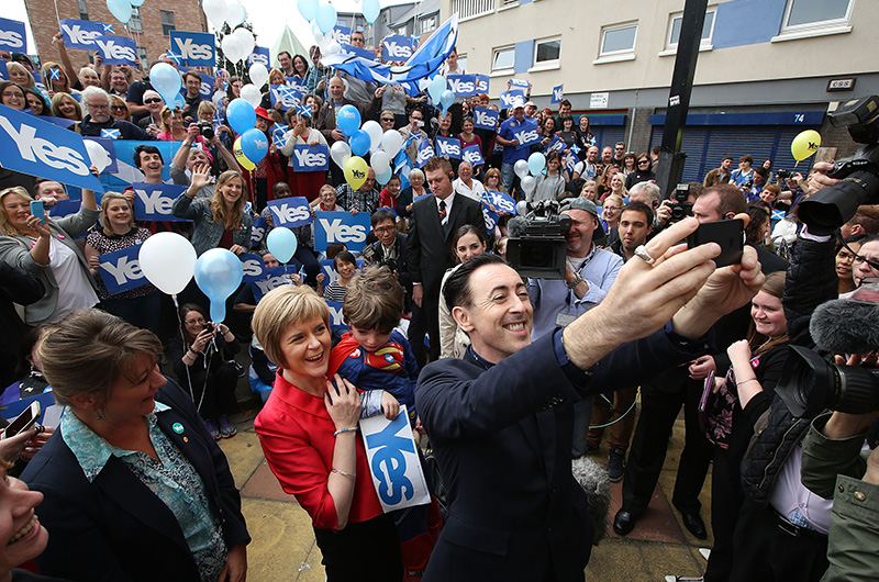 Photo of people saying yes to independence – “Yes Scotland”