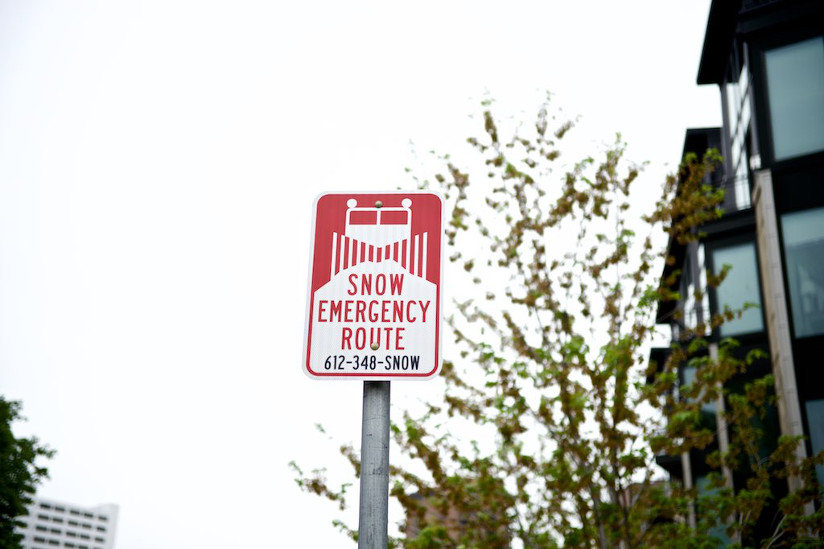 Photo of a snow emergency route sign in Minneapolis, Minnesota